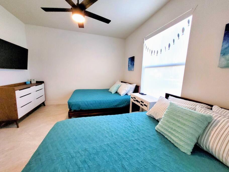 Blue Door Retreat - Luxury Pool Home - Sleeps 8 Cape Coral Exterior foto