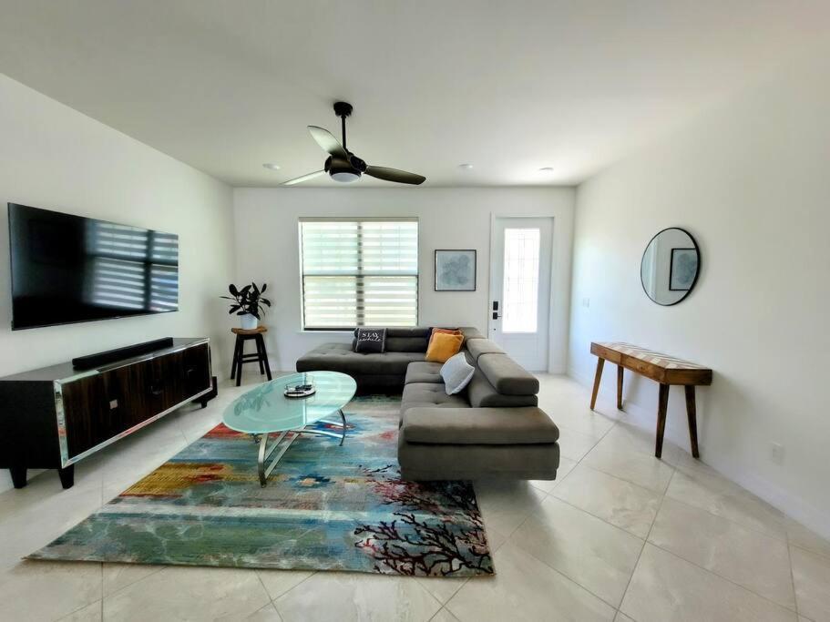 Blue Door Retreat - Luxury Pool Home - Sleeps 8 Cape Coral Exterior foto
