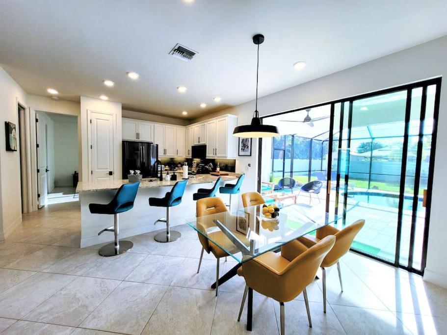 Blue Door Retreat - Luxury Pool Home - Sleeps 8 Cape Coral Exterior foto